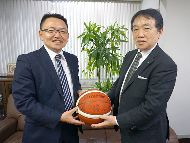 アースフレンズ東京Z 代表 山野勝行氏（左）と、代表取締役社長 吉田丈太朗（右）