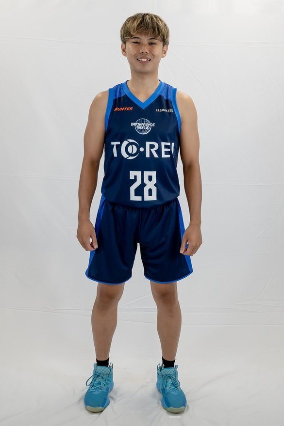 「TO-REI」ロゴを胸にしたユニフォームを着用する井手 拓実選手